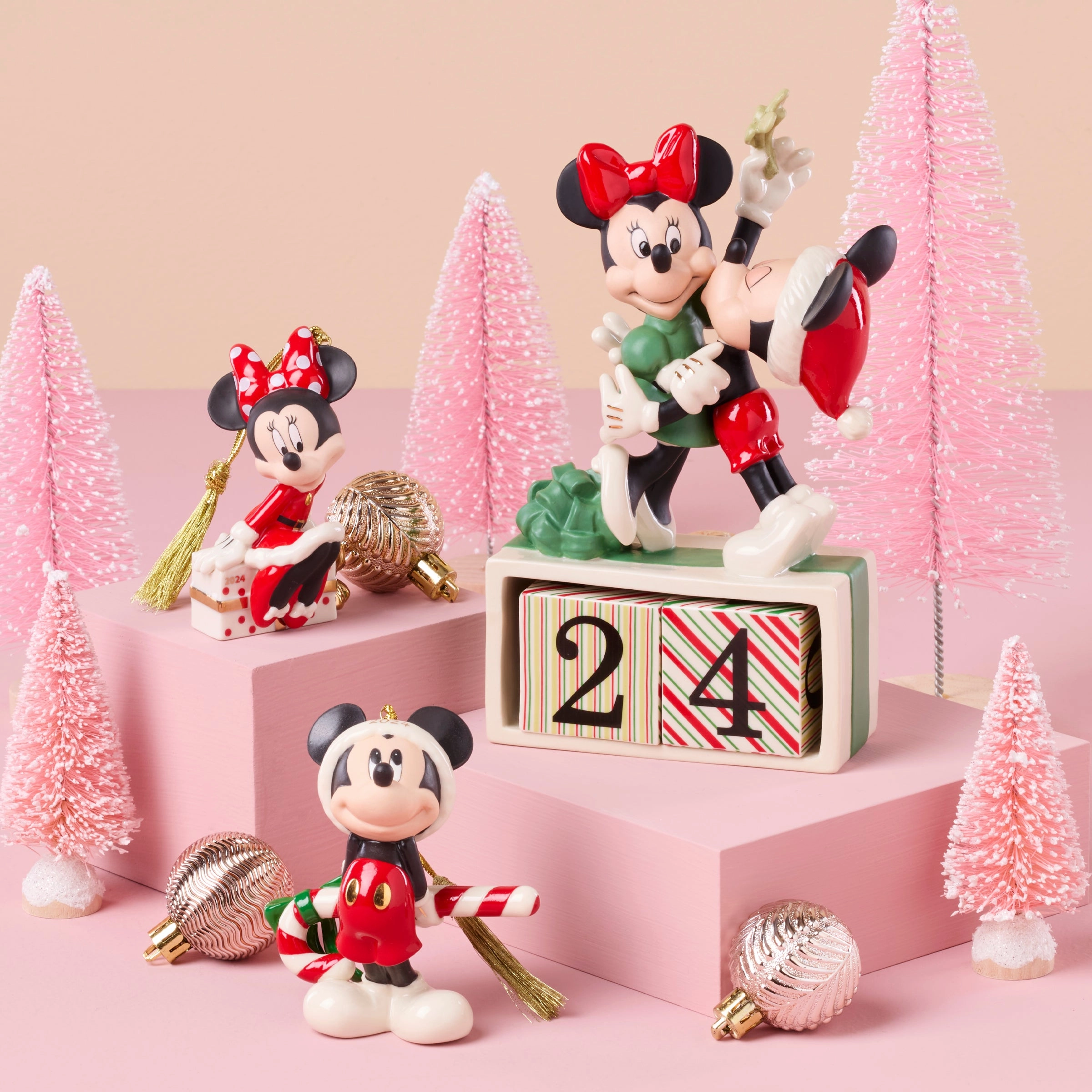 2024 Minnie Mouse with Gift Ornament