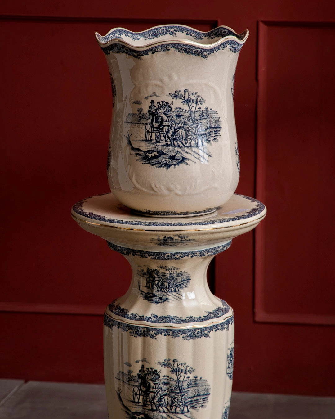 'Yorkshire' Ornamental Vase With Pedestal Stand