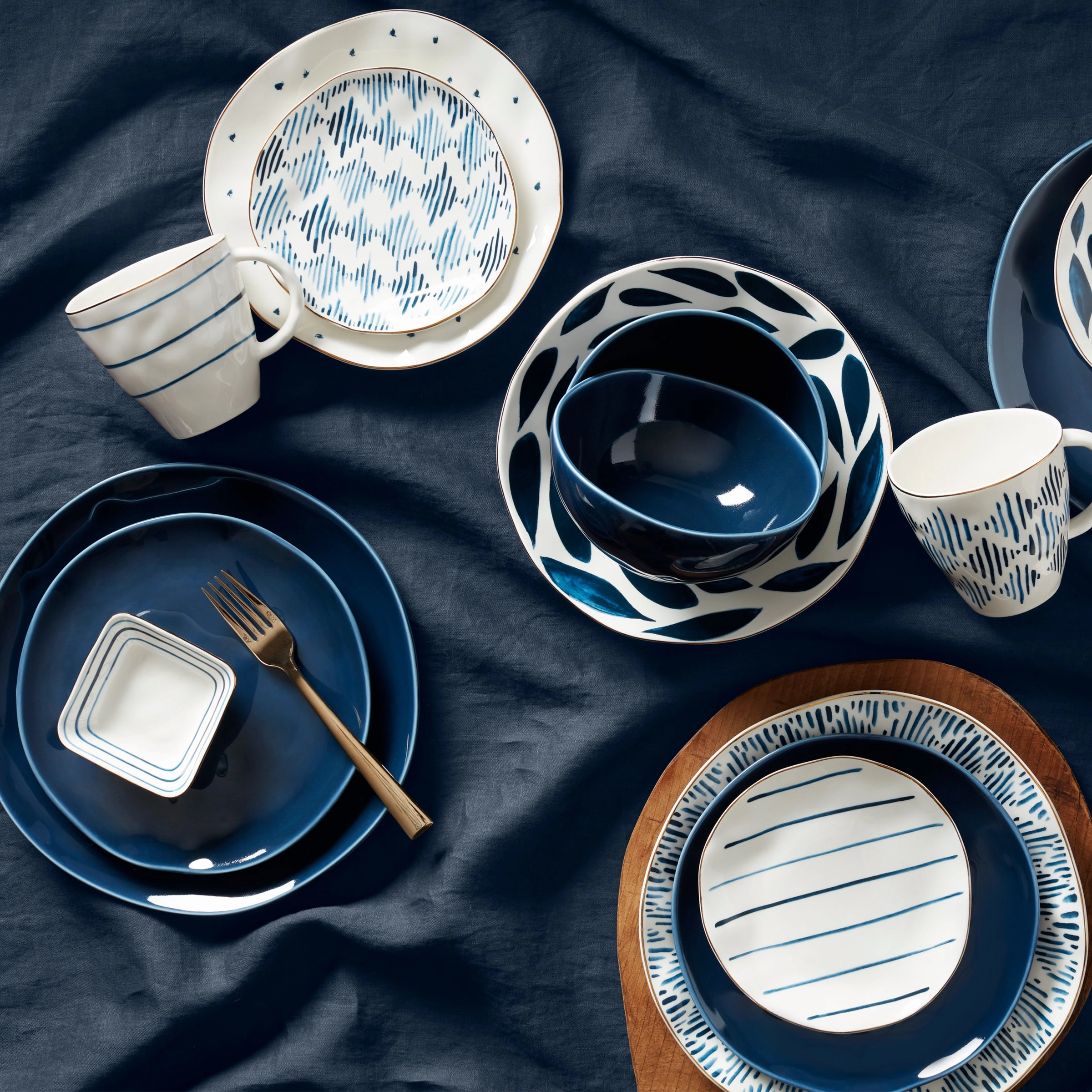 Bay Colors Blue Accent Plates - Set of 4