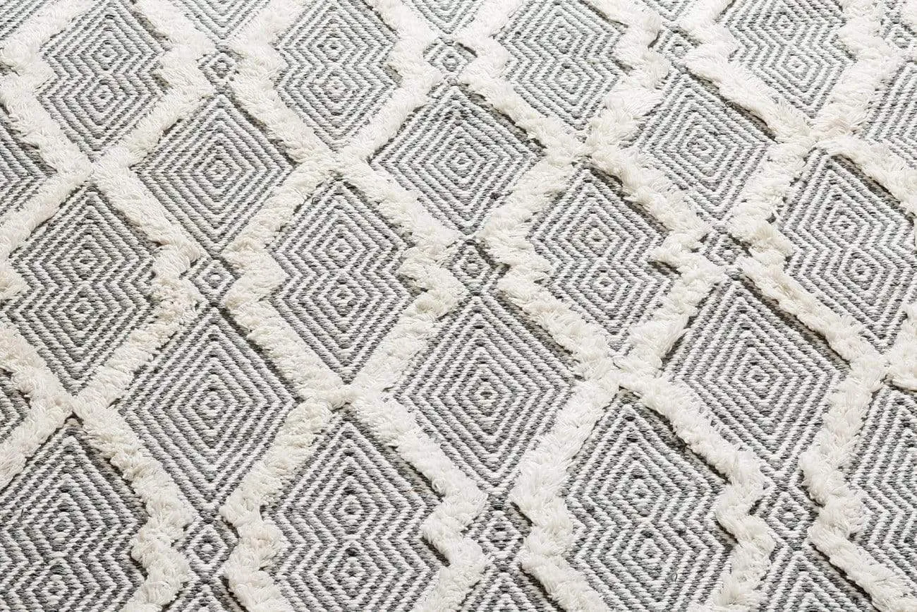 Emelie Monochrome Diamond Tufted Indoor Outdoor Rug *NO RETURNS UNLESS FAULTY