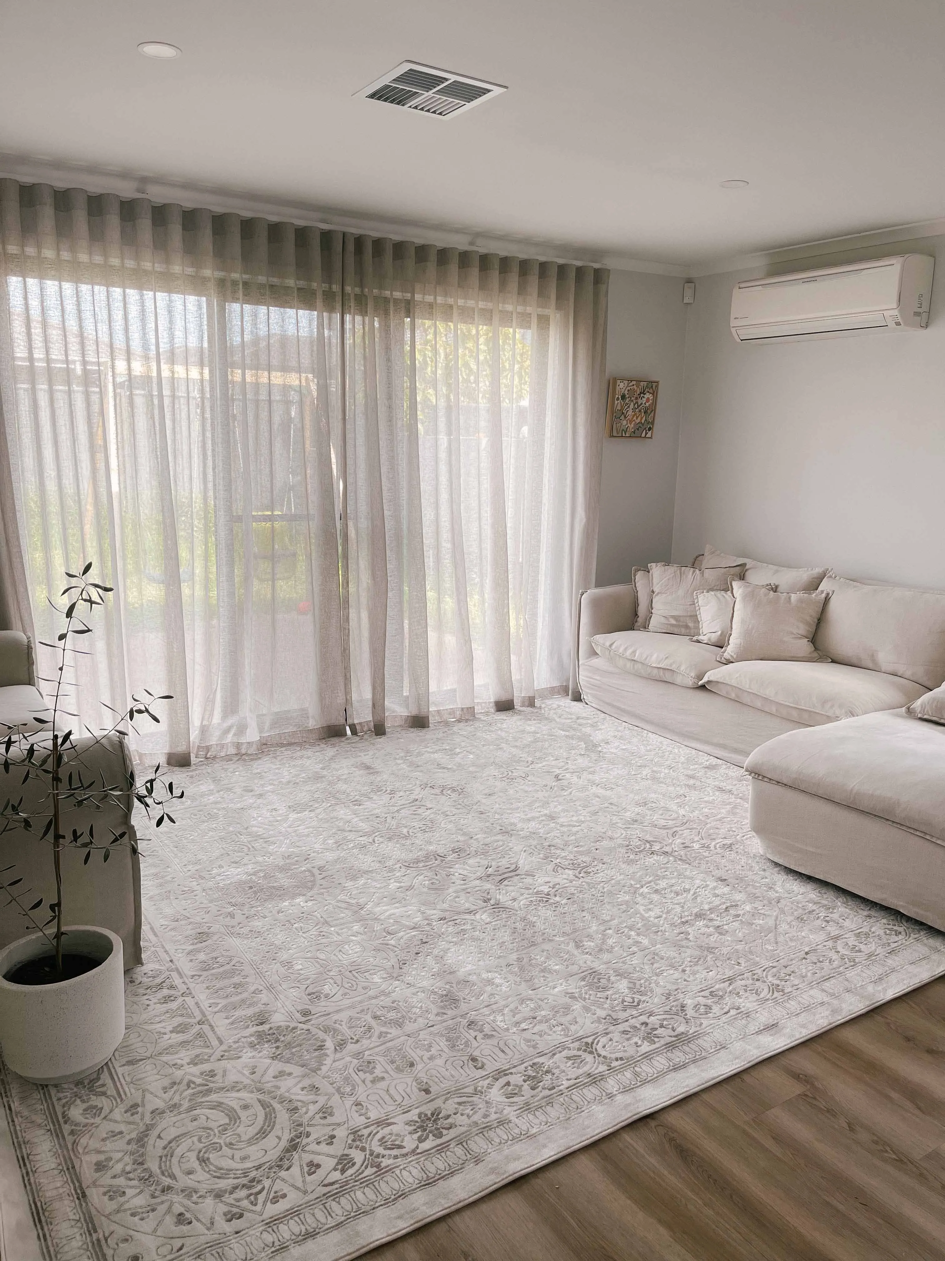 Esmeray Ivory And Grey Traditional Distressed Rug *NO RETURNS UNLESS FAULTY