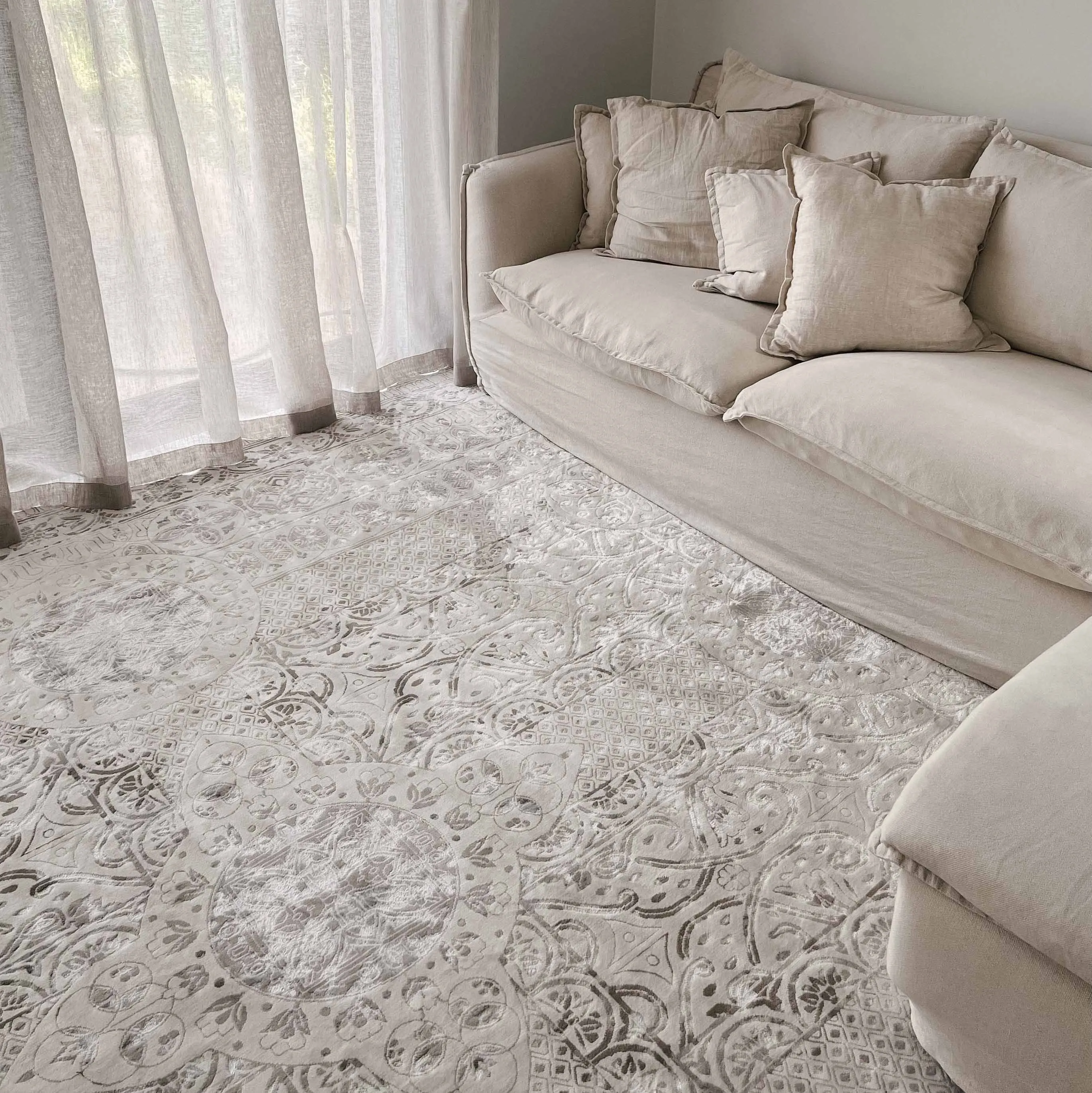 Esmeray Ivory And Grey Traditional Distressed Rug *NO RETURNS UNLESS FAULTY