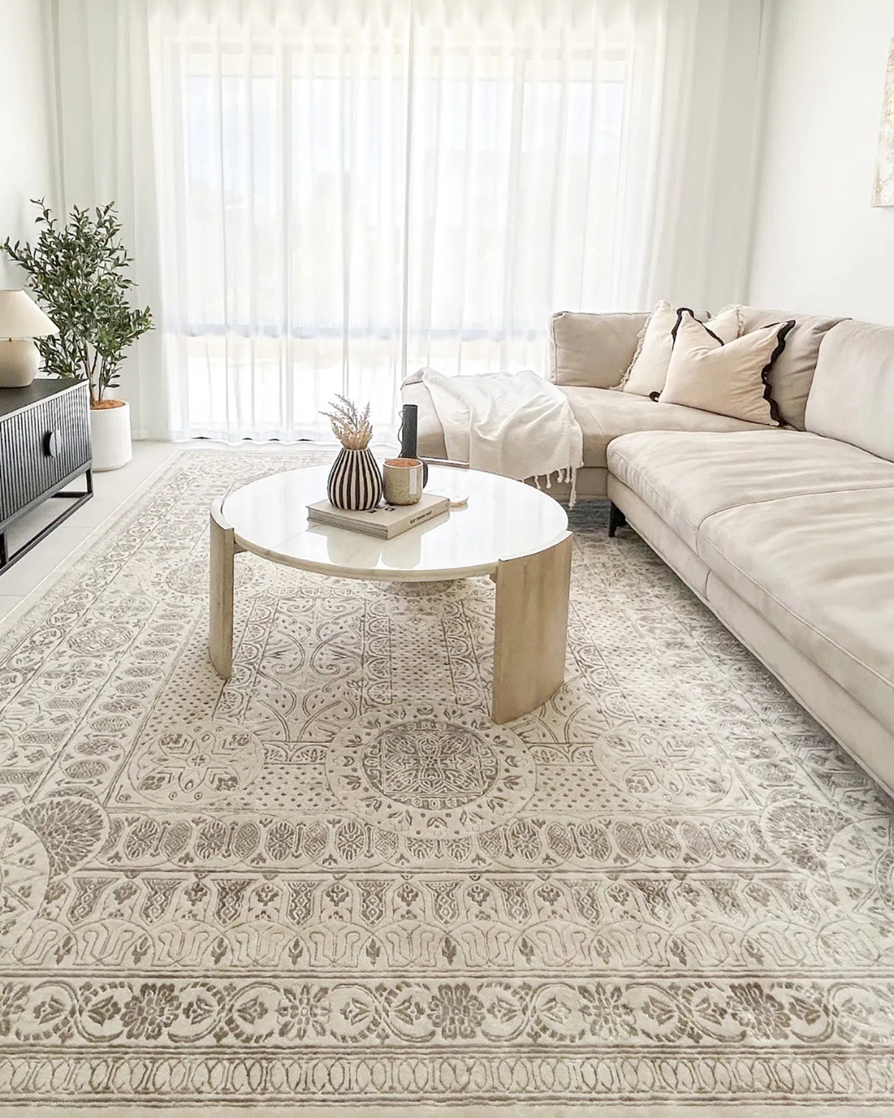 Esmeray Ivory And Grey Traditional Distressed Rug *NO RETURNS UNLESS FAULTY