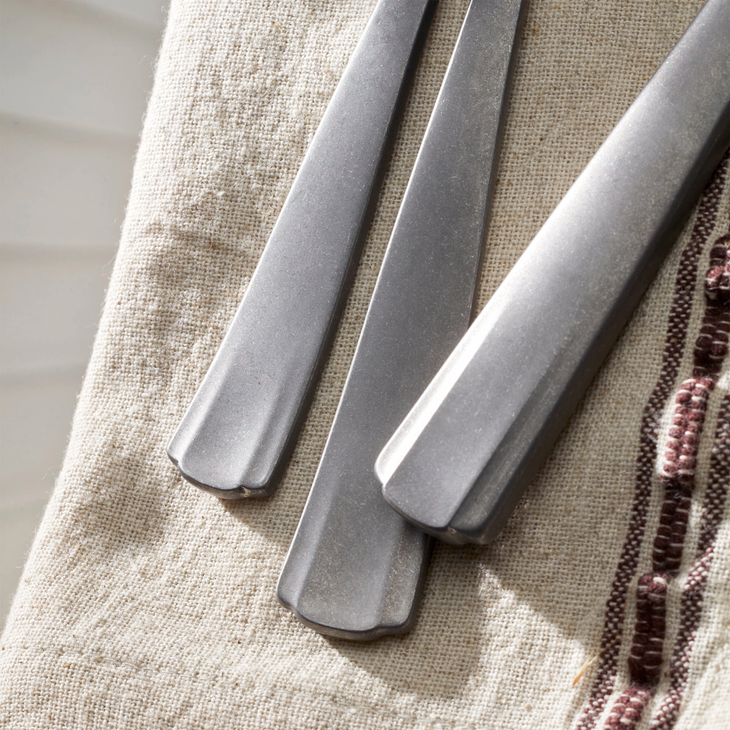 French Perle Scallop Vintage 65 Piece Flatware Set