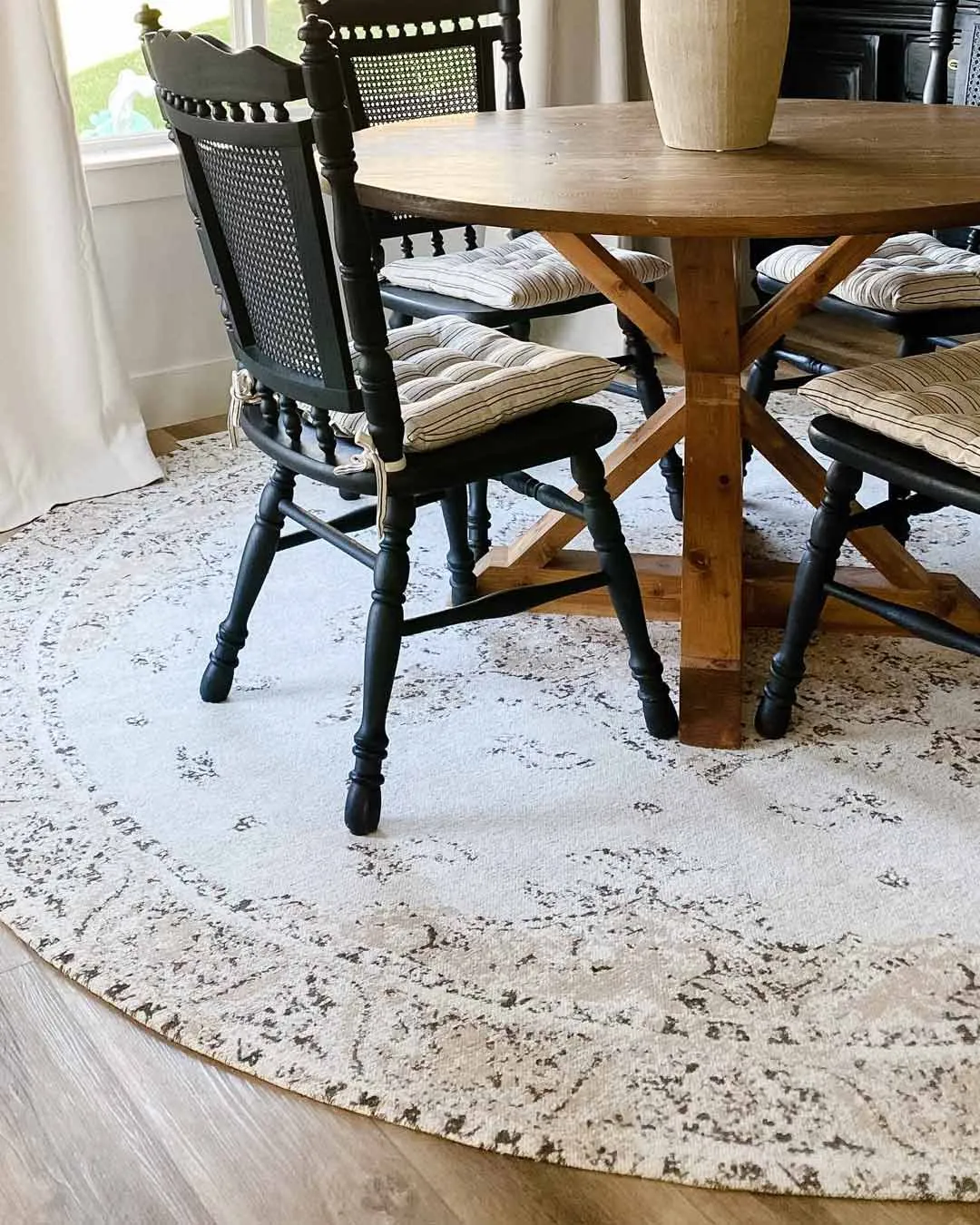 Helena White and Peach Turkish Style Distressed Round Rug *NO RETURNS UNLESS FAULTY