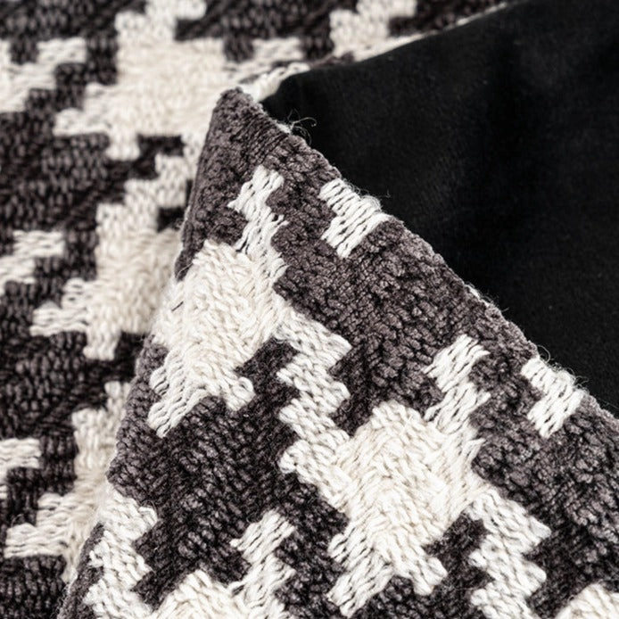 Hounds Tooth Pattern Throw Cushion