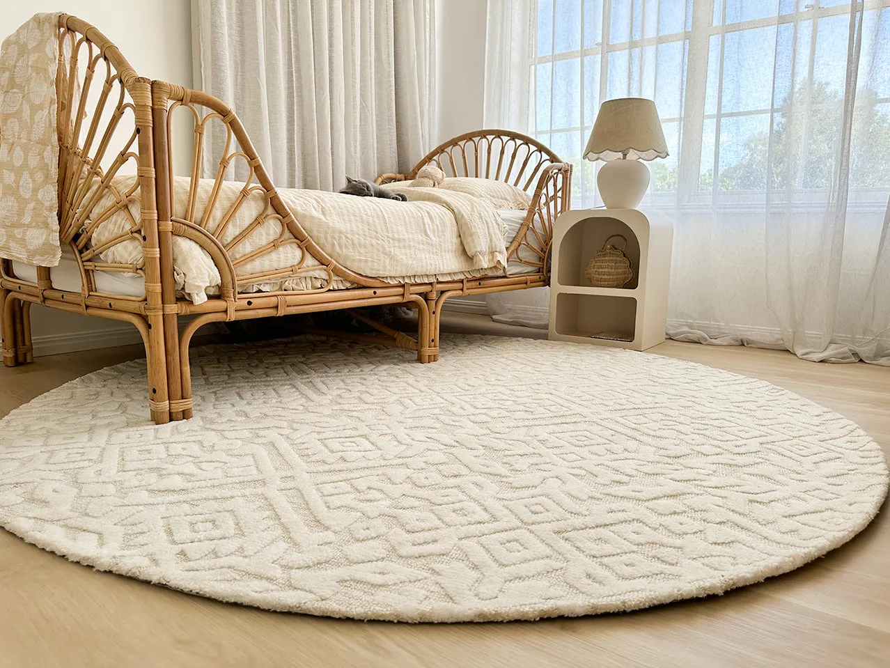 Josephine Ivory and Cream Tribal Transitional Round Rug *NO RETURNS UNLESS FAULTY