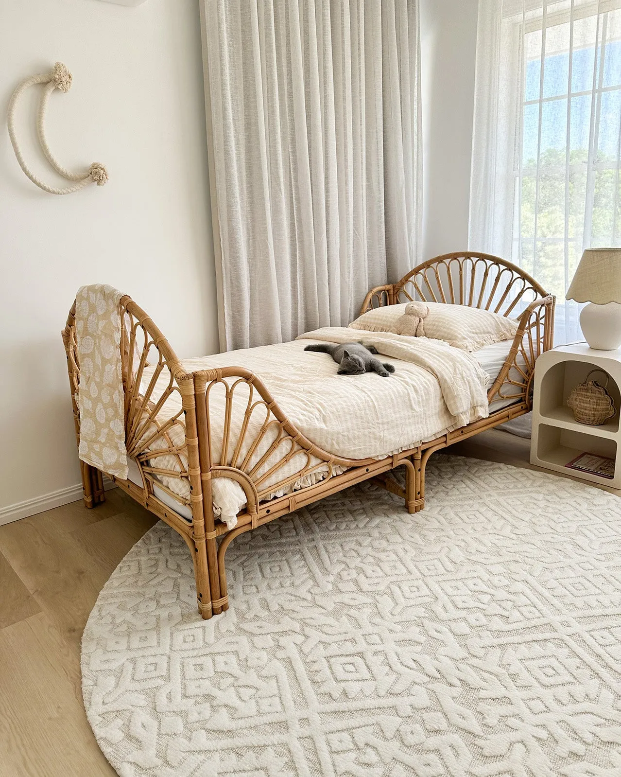 Josephine Ivory and Cream Tribal Transitional Round Rug *NO RETURNS UNLESS FAULTY