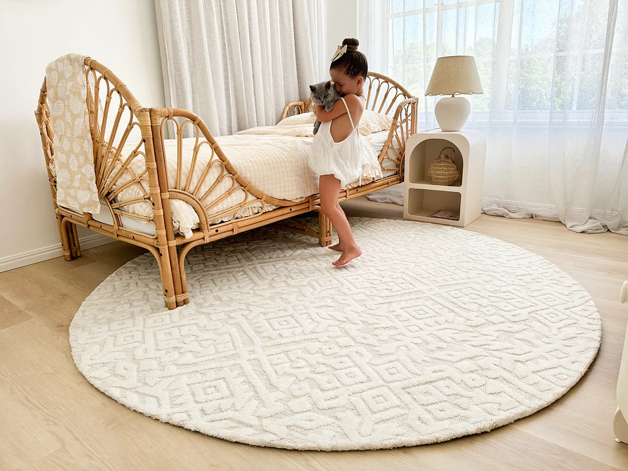 Josephine Ivory and Cream Tribal Transitional Round Rug *NO RETURNS UNLESS FAULTY