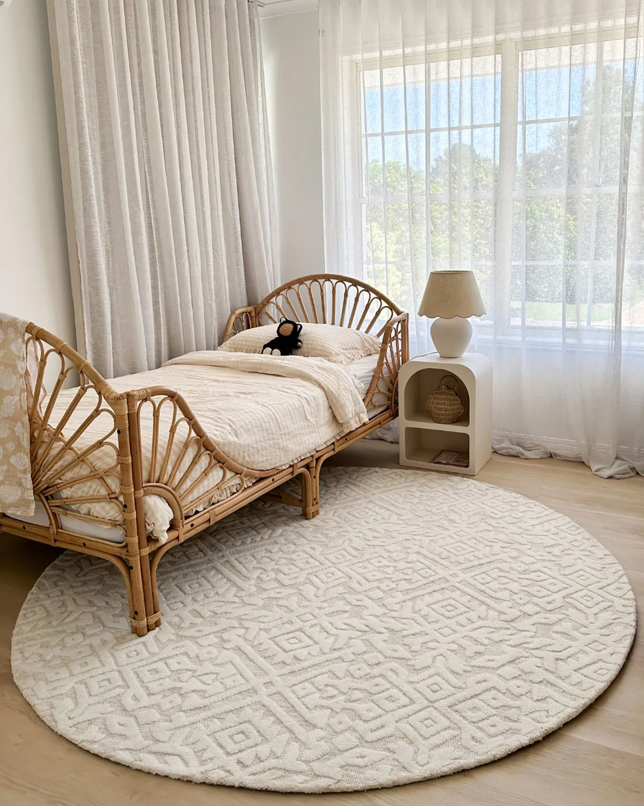 Josephine Ivory and Cream Tribal Transitional Round Rug *NO RETURNS UNLESS FAULTY