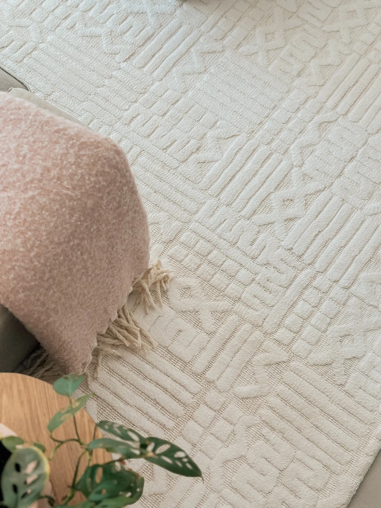 Kalinda Beige and Ivory Geometric Tribal Rug