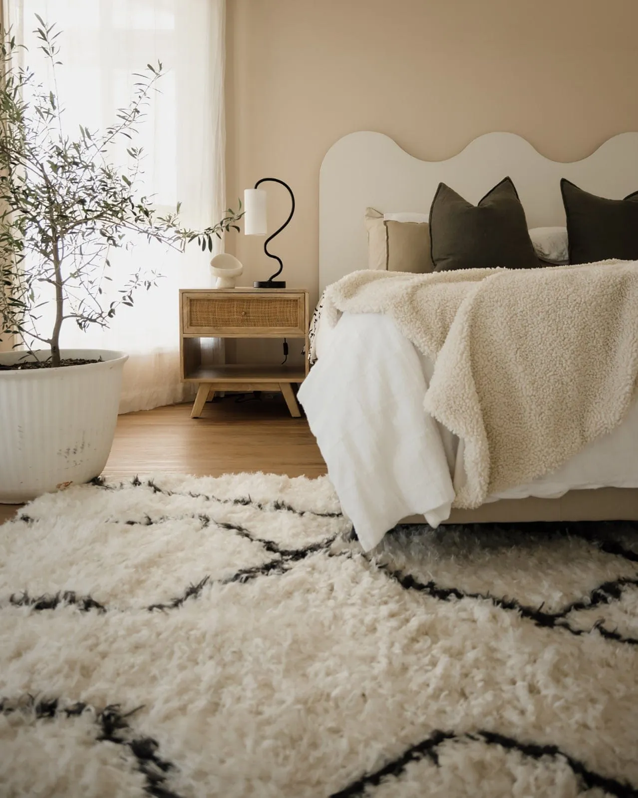 Kandake Cream & Black Tribal Shag Rug *NO RETURNS UNLESS FAULTY
