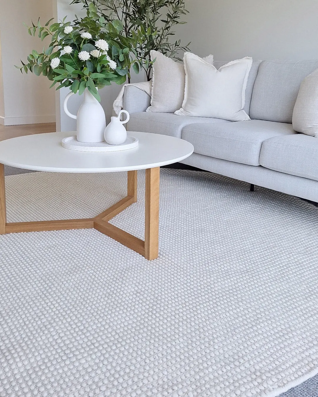 Larvic Ivory Chunky Wool Round Rug