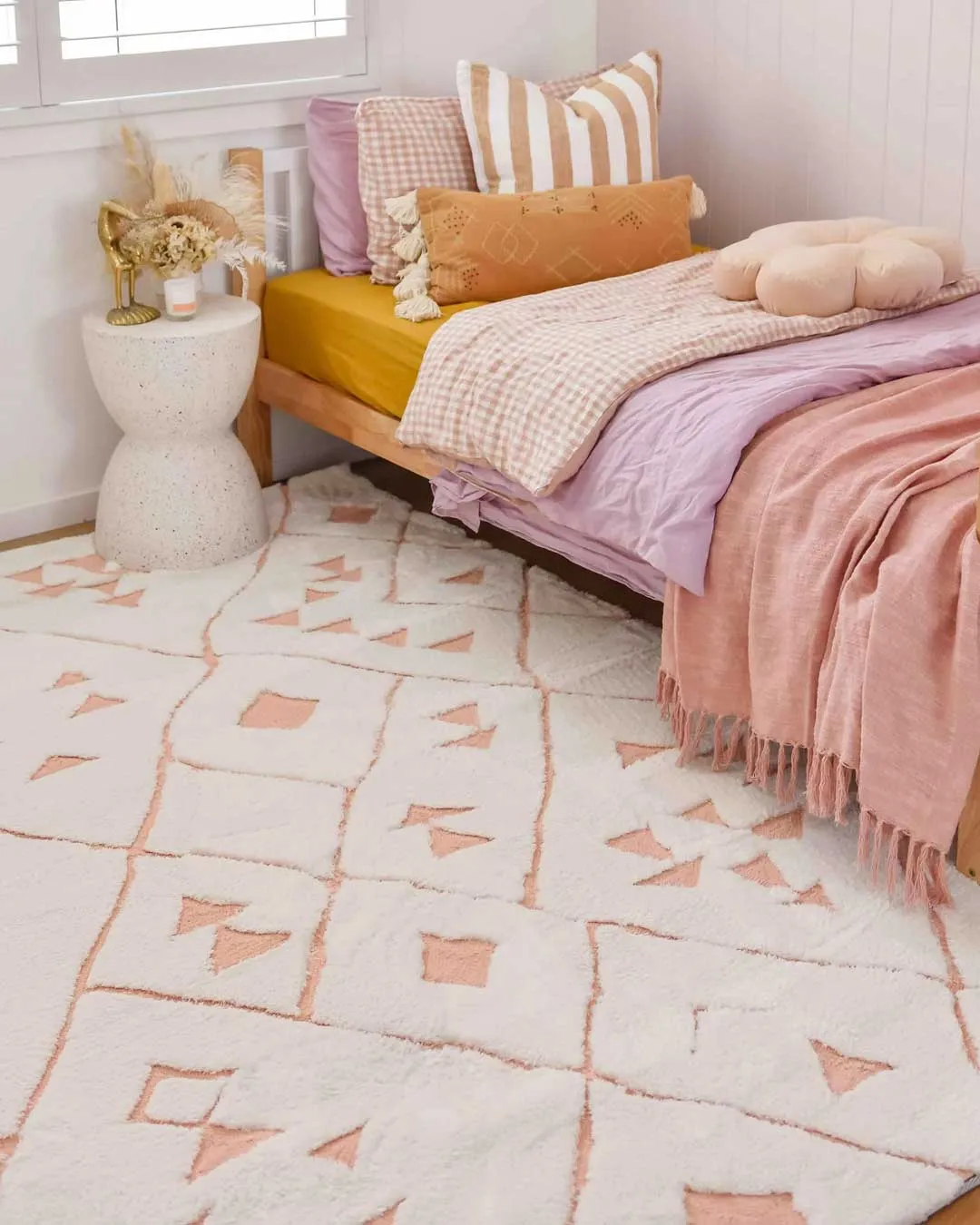 Leesha Cream and Peach Tribal Shag Rug *NO RETURNS UNLESS FAULTY
