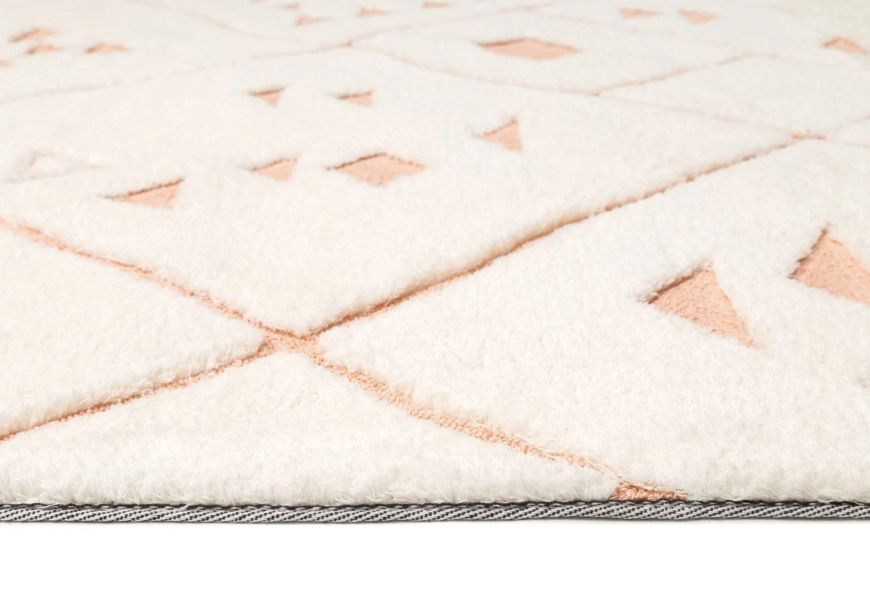 Leesha Cream and Peach Tribal Shag Rug *NO RETURNS UNLESS FAULTY