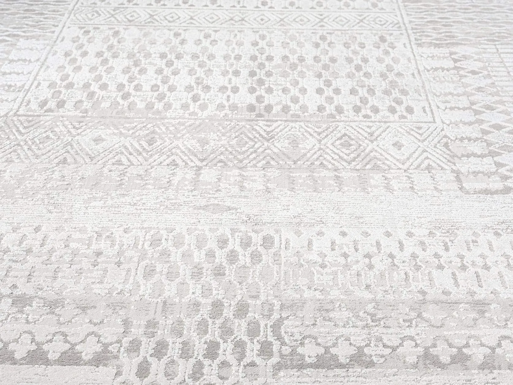 Makeda Ivory and Grey Distressed Tribal Rug *NO RETURNS UNLESS FAULTY
