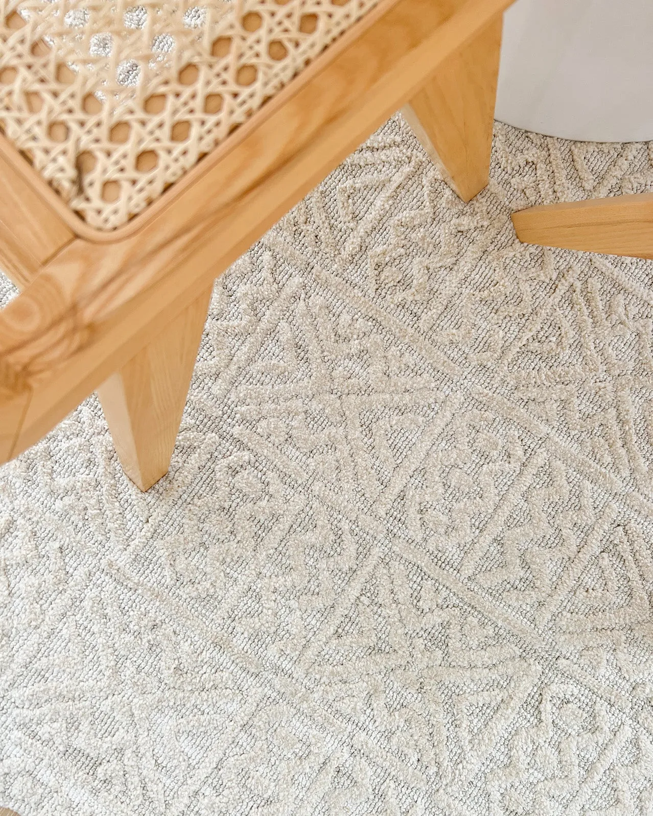 Neewa Beige and Ivory Tribal Transitional Round Rug