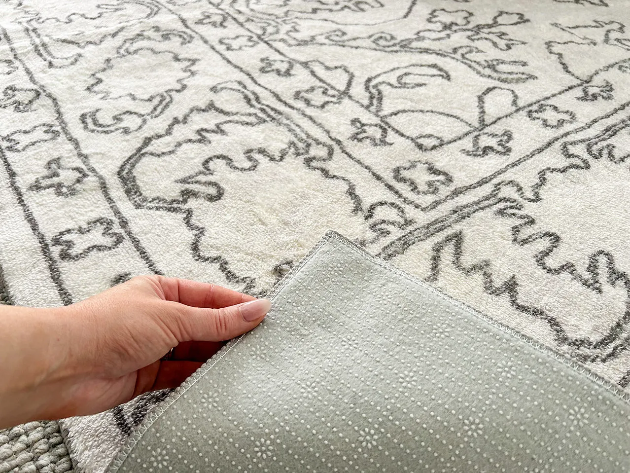 Rosalie Grey Cream Traditional Distressed Washable Rug
