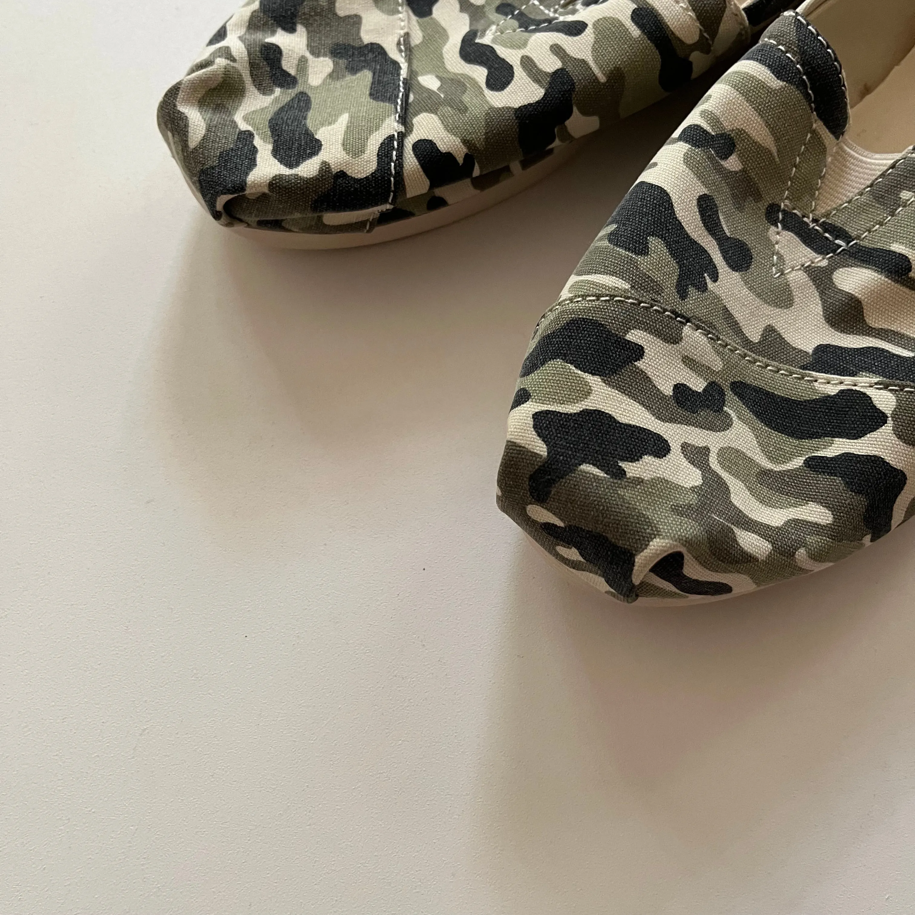 Shoes Flats Ballet By Toms In Camoflauge, Size: 8 toms