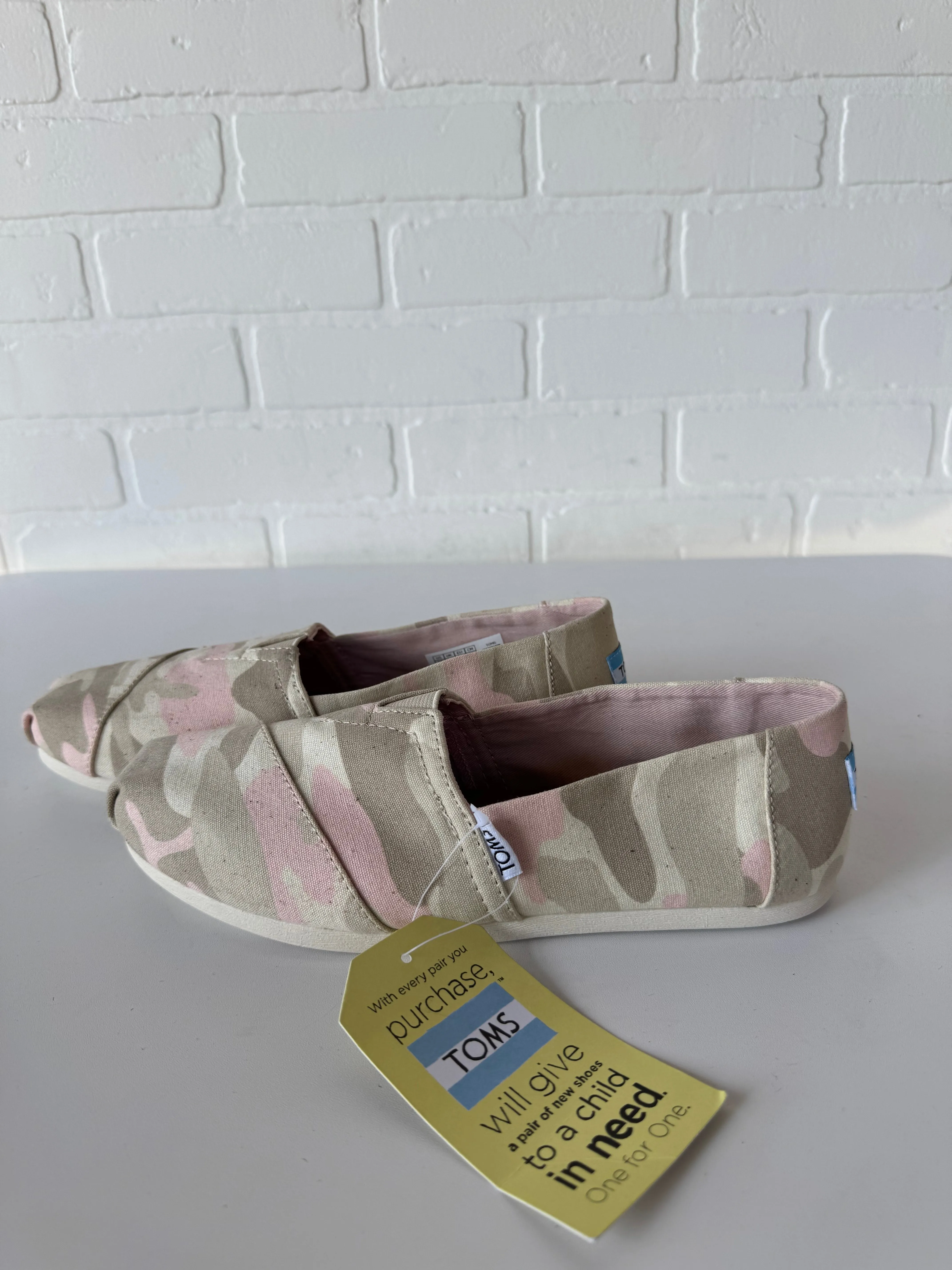 Shoes Flats By Toms In Cream & Pink, Size: 7.5 toms