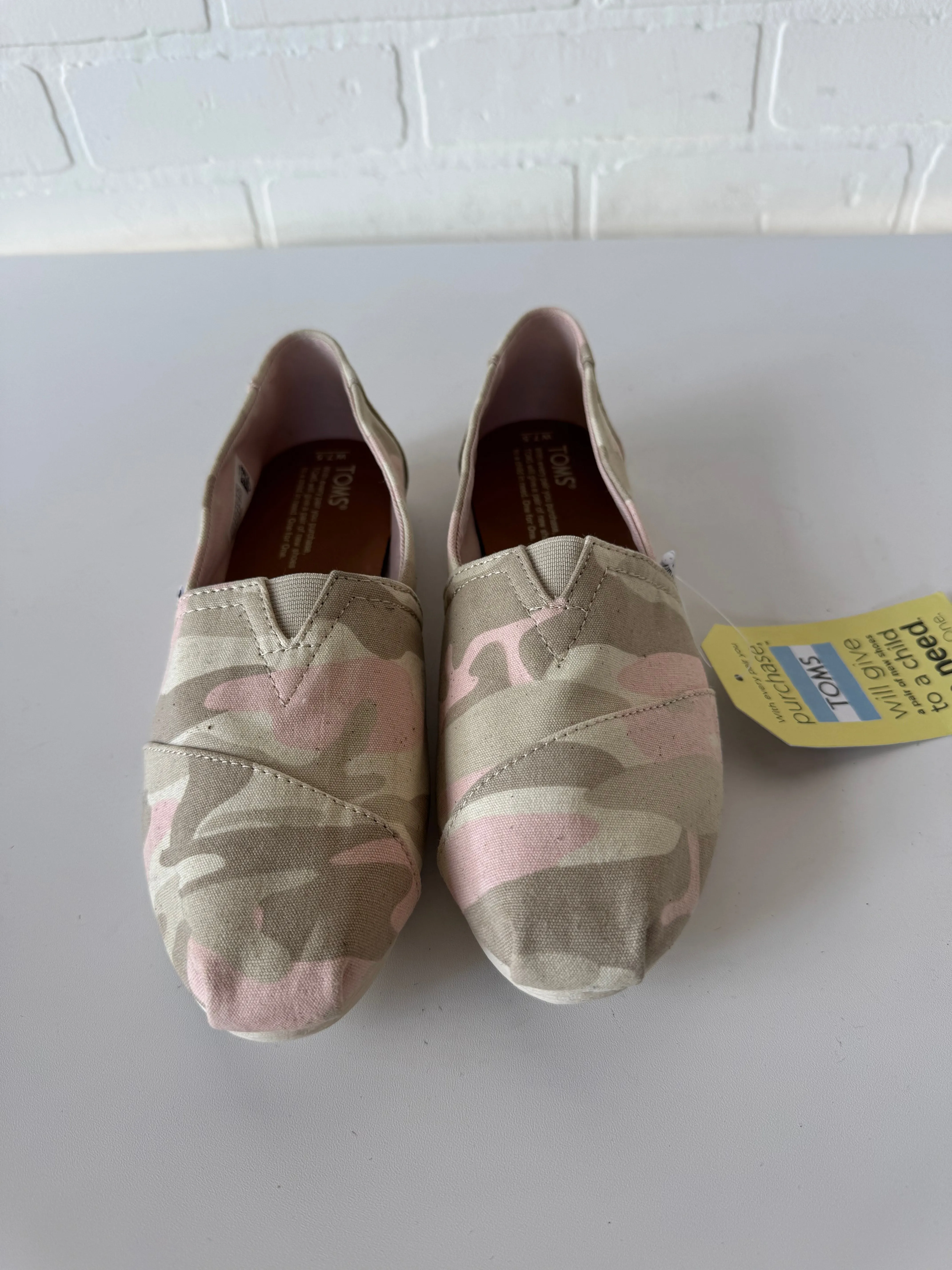 Shoes Flats By Toms In Cream & Pink, Size: 7.5 toms