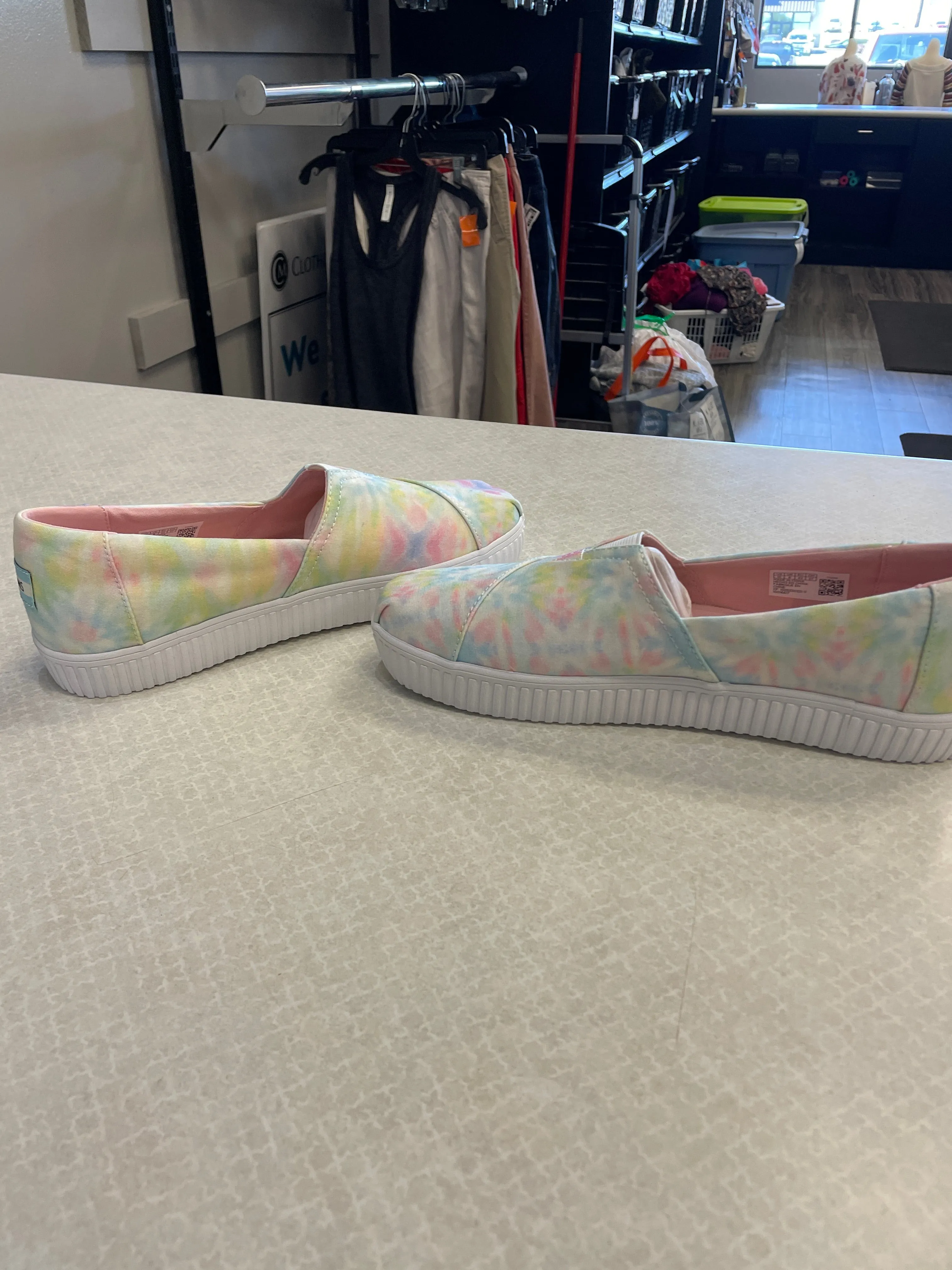 Shoes Sneakers By Toms In Tie Dye Print, Size: 10 toms